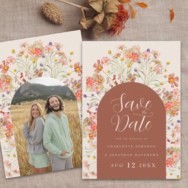 Foto Boho Rustik Vildblomma Båge Höst Bröllop Spara Datumet (Photo arch boho fall rustic wildflower floral terracotta burnt orange & beige wedding save the date)