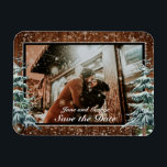 Foto Bröllop i Snowy Wood & Forest Land Gräs Magnet<br><div class="desc">Bildkort för bröllop spara datum eller Tack. Rustiskt brunt trä,  snöbakgrund och snöskog. Mysiga vintagen land stil. Det finns fler artiklar i vår butik i stil. Du kan redigera designen ytterligare,  ändra färg,  typsnitt och lägga till extra genom att klicka på länken "anpassa ytterligare".</div>