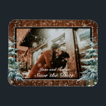 Foto Bröllop i Snowy Wood & Forest Land Gräs Magnet<br><div class="desc">Bildkort för bröllop spara datum eller Tack. Rustiskt brunt trä,  snöbakgrund och snöskog. Mysiga vintagen land stil. Det finns fler artiklar i vår butik i stil. Du kan redigera designen ytterligare,  ändra färg,  typsnitt och lägga till extra genom att klicka på länken "anpassa ytterligare".</div>