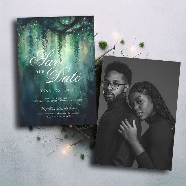 Foto Bröllop spara datum i förtrollat skogsljus Inbjudningar (enchanted forest emerald wedding save the date photo template elegant modern calligraphy formal)