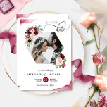 Foto, Burgundy och  Blommigten Bröllop Spara Datumet<br><div class="desc">Lägg märke till din bröllop-dejt med det här vackra fotot i bröllop och spara datumkortet. Utforma med ett fantastiskt geometriskt ram med blommornas fotoövertäckning som visar bilden. Fintvätt av färgfläckar, hörndetaljer och modern handskriven kalligrafi. Tillbaka med samma färgsfärg och blommigt bouquet i mitten med par fullt namn eller par första...</div>