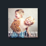 Foto Canvas med Brotherly Kärlek Anpassningsbar<br><div class="desc">Ladda upp fotot för att skapa en engångsgåva åt dig själv eller någon annan! Se våra fullständiga samlingar på berryberrysweet.com. Anpassningsbar färg finns också tillgänglig på begäran. Design © berryberrysweet.com</div>