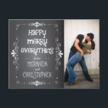 Foto Chalkboard Lycklig Merry Allt-vykort Helg Vykort<br><div class="desc">Blåklämmor och doodlar galore dekorerar den här roligten och det visuella vykortet hälsning som innehåller en roligt av lycklig-paret.</div>