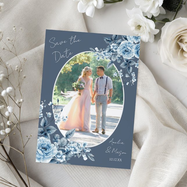 Foto Damblå Skript Blommig Spara datum-kort Inbjudningar (Photo Dusty Blue Script Floral Save the Date Card Front)