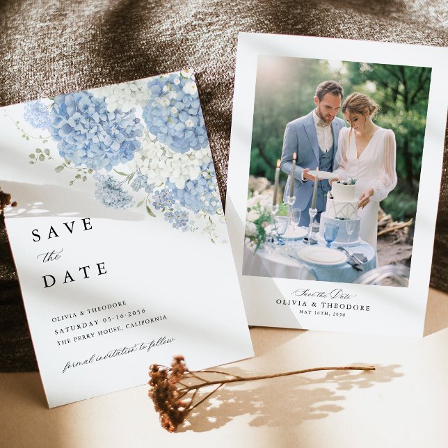 Foto Dusty Blue Vit Blommig Bröllop Spara Datumet (Dusty blue white hydrangea save the date card set with photo, wedding stationery, sunlit table)