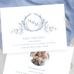 Foto, Elegant Dusty Blue Monogram Bröllop Spara Datumet<br><div class="desc">Meddela din bröllop-dejt med det här slående bröllop spara datum-kortet som innehåller hand plockade botaniska monogram elegant som sätter par initialer i i dammiga blå nyanser. Elegant, cirkulär fotomall på baksidan, behöver inte lägga till ett cirkulärt foto, Zazzle passar automatiskt fotot till den cirkulära formen. Enkel, elegant, tidslängd och rent...</div>
