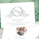 Foto, Elegant Grönt Monogram Bröllop Spara Datumet<br><div class="desc">Meddela ditt bröllop-datum med det här slående bröllop spara datum-kortet som innehåller hand plockade botaniska monogram elegant och placerar par initialer i gröntar. Elegant, cirkulär fotomall på baksidan, behöver inte lägga till ett cirkulärt foto, Zazzle passar automatiskt fotot till den cirkulära formen. Enkel, elegant, tidslängd och rent stil. Tillbaka med...</div>