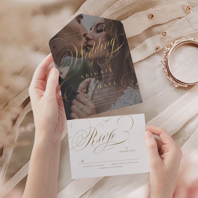 Foto elegant klassisk kalligrafi vintage bröllop (Minimalist wedding invitation display background, ultra-wide negative space in center with soft oval)