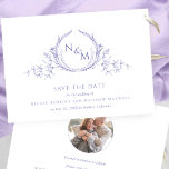Foto, Elegant Lila Monogram Bröllop Spara Datumet<br><div class="desc">Meddela din bröllop-dejt med det här slående bröllop spara datum-kortet som innehåller hand plockade botaniska monogram elegant och sätter par initialer i lila. Elegant, cirkulär fotomall på baksidan, behöver inte lägga till ett cirkulärt foto, Zazzle passar automatiskt fotot till den cirkulära formen. Enkel, elegant, tidslängd och rent stil. Tillbaka med...</div>