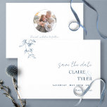 Foto, Elegant och minimal blå Bröllop Spara Datumet<br><div class="desc">Meddela ditt bröllop-datum med eleganten blått och vitt bröllop-spara-till-datum-kort med fylliga, handdragna botaniska detaljer på framsidan och en snyggt-cirkulär fotomall på baksidan. Du behöver inte lägga till ett cirkulärt foto. Zazzle passar automatiskt fotot till den cirkulära formen. Enkel, elegant, tidslängd och rent stil. Tillbaka med textavsnitt i extra om du...</div>