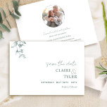 Foto, Elegant och minimal Grönt Bröllop Spara Datumet<br><div class="desc">Meddela ditt bröllop-datum med den här eleganten grönt och det vita bröllop spara-till-datum-kortet med utförliga, handritade botaniska detaljer på framsidan och en snyggt-cirkulär fotomall på baksidan. Du behöver inte lägga till ett cirkulärt foto. Zazzle passar automatiskt fotot till den cirkulära formen. Enkel, elegant, tidslängd och rent stil. Tillbaka med textavsnitt...</div>