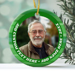 Foto - Enkel Grönt Abstrakt Gräns - Tjock text Julgransprydnad Keramik<br><div class="desc">Ett enda foto med en vismisk abstrakt grönt gräns. Lägg till anpassningsbar runt fotot i en funky av typ Retur. Ornamenten är enkelsidig.</div>