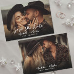 Foto Enkel Rustik Skrift Boho Bröllop Spara Datumet<br><div class="desc">Enkel minimalistisk Boho Chic bröllop "Save the Date"-kort. Denna mörkare, rustikt inspirerade design har horisontella helsidesfoton på framsidan och baksidan, perfekt för par som söker en avslappnad elegans eller lantlig estetik. En svart gradient längst ner på varje sida tonar in i fotot och skapar en stilren kontrast för text i...</div>