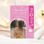 Foto fet 2025-bågsuppspelning hett rosa studenten inbjudningar<br><div class="desc">Skål för 2025! Sätt fart med våra återinspirerade studentkort! Med fet stil och shock rosa,  med  pastellfärgad rosa och shock rosa,  är dessa inbjudningarna perfekt för vilken studenten som helst med två chic. De har två foton.</div>