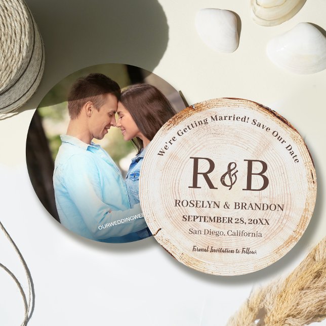 Foto för Anpassningsbar av Wood Rustic Bröllop Mon Spara Datumet (Monogram Rustic Wood cut slice custom engagement photo wedding save the date round card.)