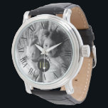 Foto för anpassningsbar-familjen | Monogram | Roma Armbandsur<br><div class="desc">Ladda upp ditt favoritfoto från Instagram,  mobil eller din hemdator till den här anpassningsbarna med ett monogram inuti en svart cirkel ram centrerad i mitten. På den yttre kanten är romerska siffror.</div>