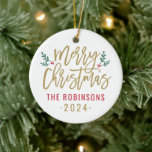 Foto för Anpassningsbarna för skriptfamiljen god j Julgransprydnad Keramik<br><div class="desc">Snyggt God jul helgdag har en dekoration med antika guld-skript och grönt grenar accents med holly löv och röda bär. Anpassa med eget namn/egen familj och årstext och lägg till ett favoritfamiljefoto på motsatt sida. Den vita bakgrunden färg kan ändras.</div>
