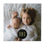 Foto för Anpassningsbarnas familj| Monogrammet Kakelplatta<br><div class="desc">En dekorativ panel för foto i anpassningsbarna som har ett unikt monogram för din eller dina presentmottagare. ******* Om ditt foto råkar bli avskuret användor du funktionen Redigera den här designen eller Anpassa den ytterligare för att lägga till den i panelen. När du har lagt till användan för foto flyttas...</div>