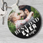 Foto för bästa Pappa någonsin-Personlig Nyckelring<br><div class="desc">Bästa foto-nyckelkedjan Pappa någonsin Personlig. Den här nyckelkedjan "Bästa Pappa någonsin" i personligen är en meningsfull och designad nyckelfråga för att fira Pappa och hans unika roll var han än befinner sig. Den är utformad med djärv, modern typografi och har "Bästa Pappa någonsin" med ett alternativ för att byta till...</div>