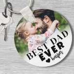 Foto för bästa Pappa-Personlig Nyckelring<br><div class="desc">Bästa foto-nyckelkedjan Pappa någonsin Personlig. Den här nyckelkedjan "Bästa Pappa någonsin" i personligen är en meningsfull och designad nyckelfråga för att fira Pappa och hans unika roll var han än befinner sig. Den är utformad med djärv, modern typografi och har "Bästa Pappa någonsin" med ett alternativ för att byta till...</div>