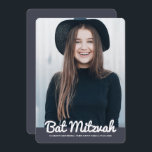 Foto för Bat mitzvah modern Anpassningsbar Inbjudningar<br><div class="desc">Den här designen består av ett lekfullt kursivt skript som motverkas av en enkel sann serif-typografi. Denna utformning är modern och enkel. Lägg till bild bild.

Finns här:http://www.zazzle.com/store/selectpartysupplies</div>