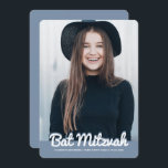 Foto för Bat mitzvah modern Anpassningsbar Inbjudningar<br><div class="desc">Den här designen består av ett lekfullt kursivt skript som motverkas av en enkel sann serif-typografi. Denna utformning är modern och enkel. Lägg till bild bild.

Finns här:http://www.zazzle.com/store/selectpartysupplies</div>