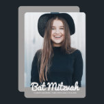 Foto för Bat mitzvah modern Anpassningsbar Inbjudningar<br><div class="desc">Den här designen består av ett lekfullt kursivt skript som motverkas av en enkel sann serif-typografi. Denna utformning är modern och enkel. Lägg till bild bild.

Finns här:http://www.zazzle.com/store/selectpartysupplies</div>