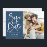 Foto för blå vattenfärgspensel, kalligrafi spara datumet<br><div class="desc">Blåfärgspenselkalligrafi Foto Spara vårt datumkort | Meddelande till familj och vänner om ditt bröllop-datum med det här anpassadet spara det platta datumkortet. Den har handskriven modern kalligrafi på marinblå bakgrund. Den här snyggten sparar du datumkortet som perfekt för valfri säsong och tema för bröllop. Andra färg och matchande artiklar är...</div>
