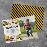 Foto för bygge Lastbil Barns födelsedag Tack Kort<br><div class="desc">Tack för födelsedagskalan med en enkel vit bakgrund,  ett foto av barnet,  söta illustrationer av buntning,  stoppskyltar,  lastbil,  gräsmattor,  cement lastbil,  en förstörande boll-kran,  smutsfläckar och en modern tackmall som är enkel att anpassa.</div>