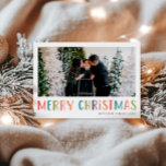 Foto för den ljusa och färgstarka julfamiljen julkort<br><div class="desc">Det här enkla fotokortet i vågrät God jul med roligt har ett ställe som du kan använda för att lägga till namn och året, med "God jul" i färgstark typografi, och du kan lägga till ett eget foto (ett foto). På baksidan finns utrymme för ett anpassat meddelande med en färgstark...</div>