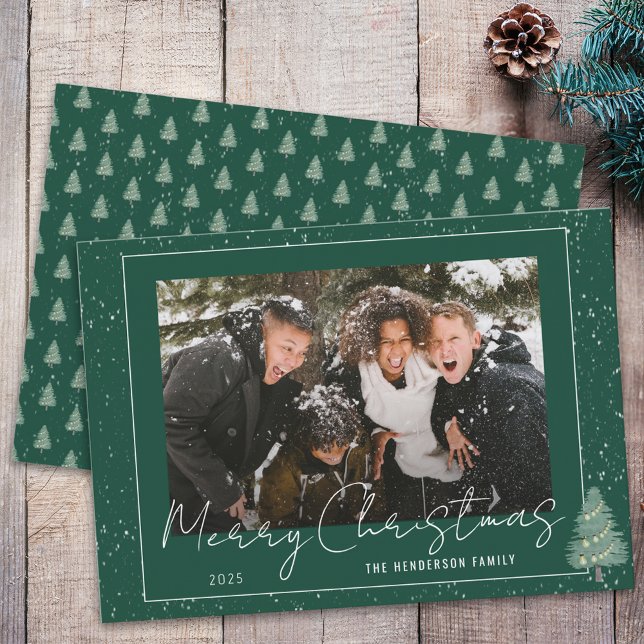 Foto för den moderna Snowy woodland-julfamiljen Julkort (Modern snowy woodland christmas family photo holiday card green and white whimsical script)