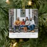 Foto för den nya hemfamiljen för första jul-Person Julgransprydnad Keramik<br><div class="desc">Fira din första jul i ditt nya hem med den här personligen keramiska prydnaden, med ett foto från din favoritfamilj. Båda sidor av den dekorativa visningen har samma bild och innehåller redigerbar text, vilket gör att du kan anpassa meddelandet till minnet av denna speciella milstolpe. Den rena och moderna designen...</div>