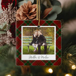 Foto för Dubbla med klassisk sidled Personlig Julgransprydnad Keramik<br><div class="desc">En ljudobjektsfärgad dubbla som visar ett favoritfoto på vardera sidan,  på en röd och grönt pläterad bakgrund. Anpassa med en anpassningsbar på framsidan i handskrivet brev och lägg till året på baksidan.</div>