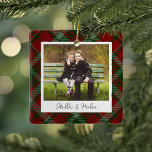 Foto för Dubbla med klassisk sidled Personlig Julgransprydnad Keramik<br><div class="desc">En ljudobjektsfärgad dubbla som visar ett favoritfoto på vardera sidan,  på en röd och grönt pläterad bakgrund. Anpassa med en anpassningsbar på framsidan i handskrivet brev och lägg till året på baksidan.</div>