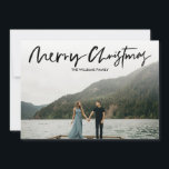 Foto för elegant med minimal GOD JUL Spara Datumet<br><div class="desc">Modern och enkel julfotingskort med handskript i BLACK-eleganten på framsidan och ett diagonalt, rastrerat mönster på baksidan. Kort omvänt färg kan ändras för att passa ditt fotoschema färg. Alla textstorlekar stil, färg, kan också ändras för att passa dina behov. Om du vill ha hjälp eller anpassningsbar (utan avgifter) kontaktar du...</div>