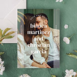 Foto för elegant Typografiskt Namn Fullt Spara Datumet<br><div class="desc">På så sätt kan du spara datumdesignen med en fullt med vita genomskinliga övertäckningar på sidorna och snyggtens moderna typografi. Lägg till ett extra foto på baksidan för speciell beröring i extra.</div>