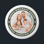 Foto för enkel Anpassningsbar för grattis på födel Knapp<br><div class="desc">Denna enkla och moderna utformning består av serif-typografi och lägger till ett anpassningsbar-foto. "Grattis på födelsedagen pappa" cirklar bilden av pappa,  far,  pappa etc. Det här är en perfekt gåva till Pappa på hans födelsedag.</div>