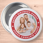 Foto för enkel Anpassningsbar för grattis på födel Knapp<br><div class="desc">Denna enkla och moderna utformning består av serif-typografi och lägger till ett anpassningsbar-foto. "Grattis på födelsedagen pappa" cirklar bilden av pappa,  far,  pappa etc. Det här är en perfekt gåva till Pappa på hans födelsedag.</div>