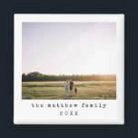 Foto för enkel, minimalistisk skrivmaskin-familj magnet<br><div class="desc">Den här enkla och moderna fotomagneten i familjen har ett ställe som gör att du kan lägga till namn och ett huvudfoto,  tillsammans med året,  i en vacker skrivmaskin. Den perfekt minimalistiske julafton-gåvan till vilken familjemedlem som helst i vinter!</div>