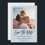 Foto för enkel modern Chic i handskriftsformat blå Spara Datumet<br><div class="desc">Minimalistiskt Modern Spara datum meddelande med trendig-penselskript med handskrivet typografi på dammblått med ditt personliga foto bredvid namn och datum för bröllop.</div>