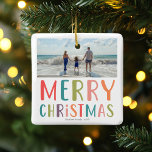 Foto för enkel och färgstark God jul-familj Julgransprydnad Keramik<br><div class="desc">Den här enkla och roligt God jul-prydnadsfärgen har ställe för dig att lägga till namn,  med "God jul" i färgstark typografi,  samt utrymme för dig att lägga till ett eget landskapsfoto. På baksidan är en färglös pricksymbol. Perfektens minimalistiska och moderna julafton helgdag-dekoration för din familj i vinter!</div>