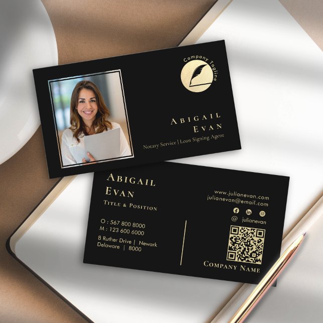 Foto för enkel svartvitt och Guld Feather Notary S Visitkort (Simple Black & Gold Feather Notary Service Photo Business Card)