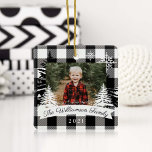 Foto för familjen Black Buffalo Play Rustic Gräs T Julgransprydnad Keramik<br><div class="desc">Rustic farm resh Julgranar-familjens foto behåller ornament. Ornamenten kan anpassas till familjen namn,  året och fotot. Svart schackbräde med rustik gräs träd och snöflingor. Familjen namn visas i en vit banderoll. Bild efter Moodthology Papery.</div>