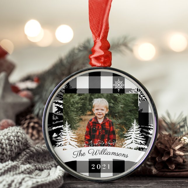 Foto för familjen Black Buffalo Play Rustic Gräs T Julgransprydnad Metall (Black Buffalo Plaid Rustic Pine Tree Family Photo Metal Ornament)
