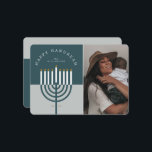 Foto för familjen Menorah Candle i lycklig Hanukka Julkort<br><div class="desc">Lycklig Hanukkah, skicka ditt Hanukkah önskemål till din familj och dina vänner med vårt vackra och moderna anpassade-fotokort för Hanukkah helgdag. Vår design har vårt moderna menorakoljus. En modern tealblått och grått-blått färg-palett används. "Lycklig Hanukkah" är skrivet i ett modernt typsnitt och en båge runt menoraklyset. Anpassa med års-, familje-...</div>