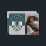 Foto för familjen Menorah Candle i lycklig Hanukka Julkort<br><div class="desc">Lycklig Hanukkah, skicka ditt Hanukkah önskemål till din familj och dina vänner med vårt vackra och moderna anpassade-fotokort för Hanukkah helgdag. Vår design har vårt moderna menorakoljus. En modern tealblått och grått-blått färg-palett används. "Lycklig Hanukkah" är skrivet i ett modernt typsnitt och en båge runt menoraklyset. Anpassa med års-, familje-...</div>