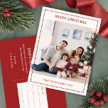 Foto för familjen Modern God jul Helg Vykort<br><div class="desc">Fira säsongen med ett enkelt Modern God jul Family Photo Helgdag Postcard. Det här vykortet är både snyggt och festligt med ett omhuldat familjefoto med ett klassiskt rött och vitt färg-schema. Den rena designen understryker helgdagarnas värme och glädje och ger dina kära en personlig beröring. Perfekt för att dela helgdag...</div>