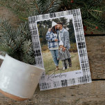 Foto för familjen mysigt Black and White Play Flan Julkort<br><div class="desc">Fotokort för plaid flanals-helgdag,  svart och vitt. Konstruktionen har en plan med tunna flanaler struktur med ett utseende av lätt grått. Anpassa med ditt speciella foto och anpassa med ditt efternamn och år. Designad av Moodthology Papery</div>