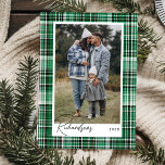 Foto för familjen mysigt Grönt och White Play Flan Julkort<br><div class="desc">Fotokort för grönt och vit plaid-helgdag med flanstruktur. Konstruktionen har en design med faux-grönt och vit plaid flanals-väv i struktur med antydningar om ljust grönt grönt och skogsbruk. Anpassa med ditt speciella foto och anpassa med ditt efternamn och år. Designad av Moodthology Papery</div>
