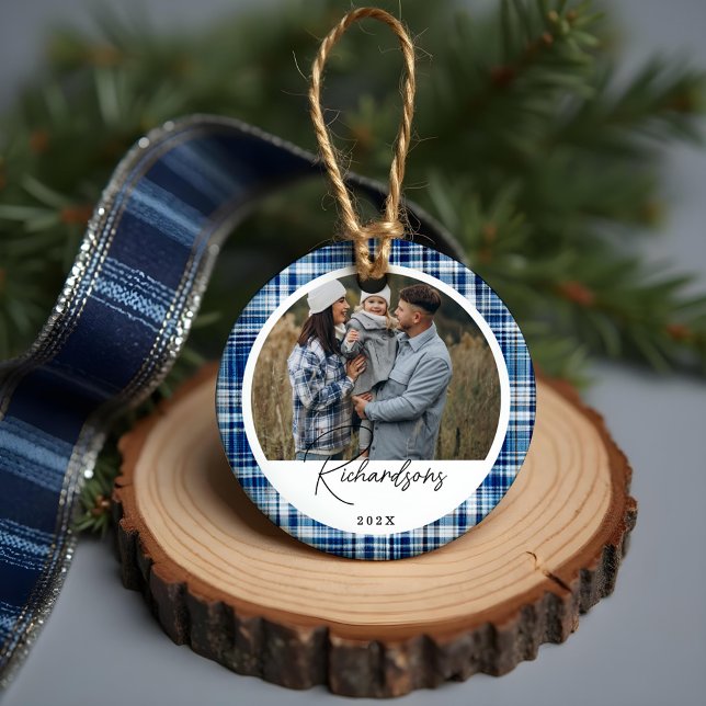 Foto för familjen mysigt marin och blå pläterad vä julgransprydnad keramik (Cozy Navy and Blue Plaid fabric Family Photo Ceramic Ornament)